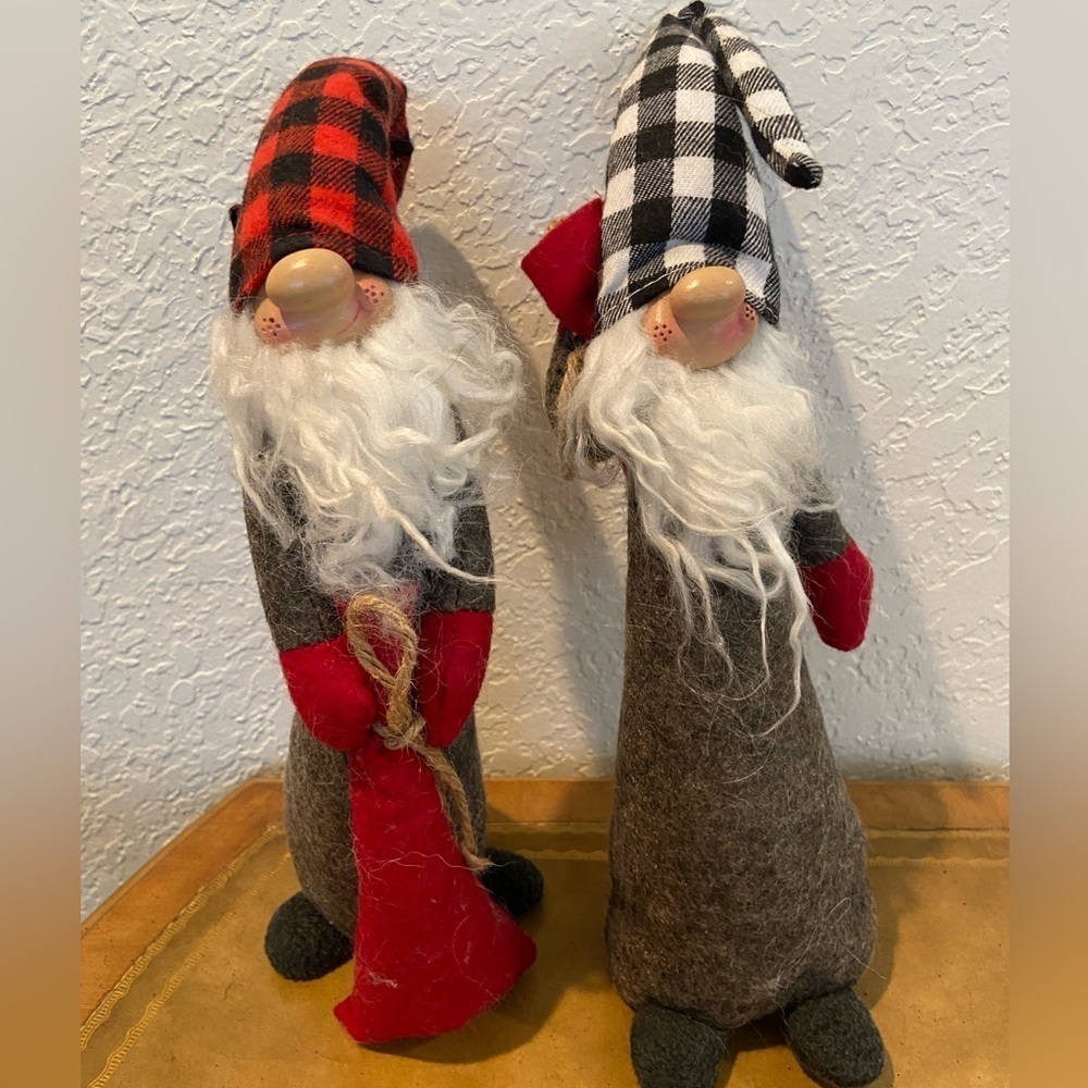 🩵 Set of 2 cute Winter Plaid Plush Gnomes with cute faces. Red Black & White 12”